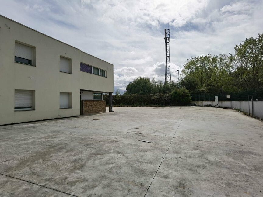 Vente local d''activites 1300 m² non divisibles