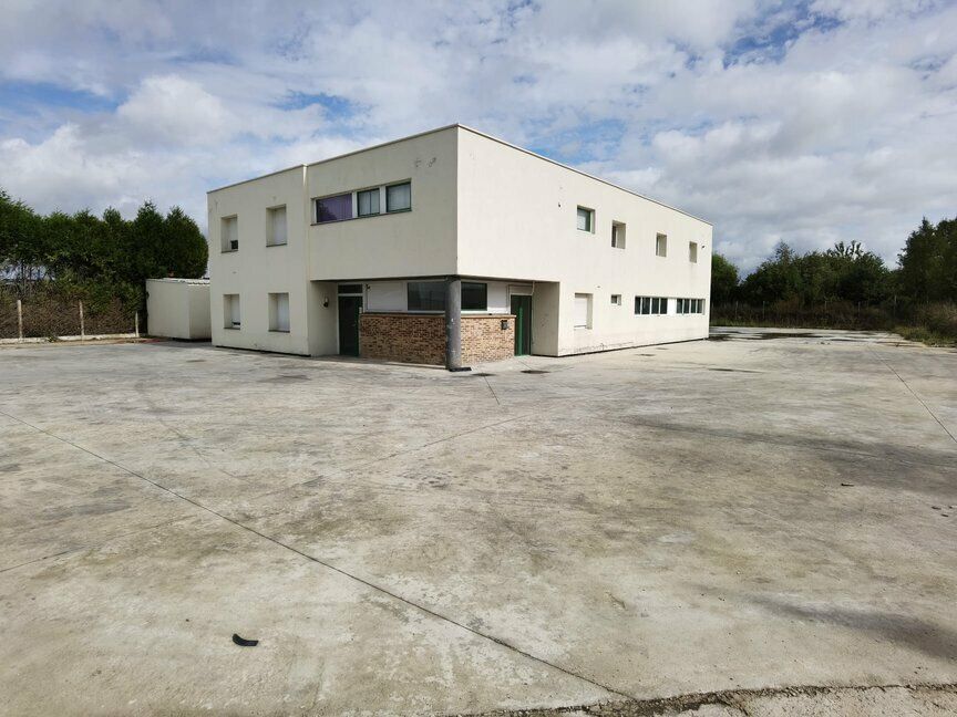 Local d'activité mixte avec espaces volumineux intérieurs et extérieurs 