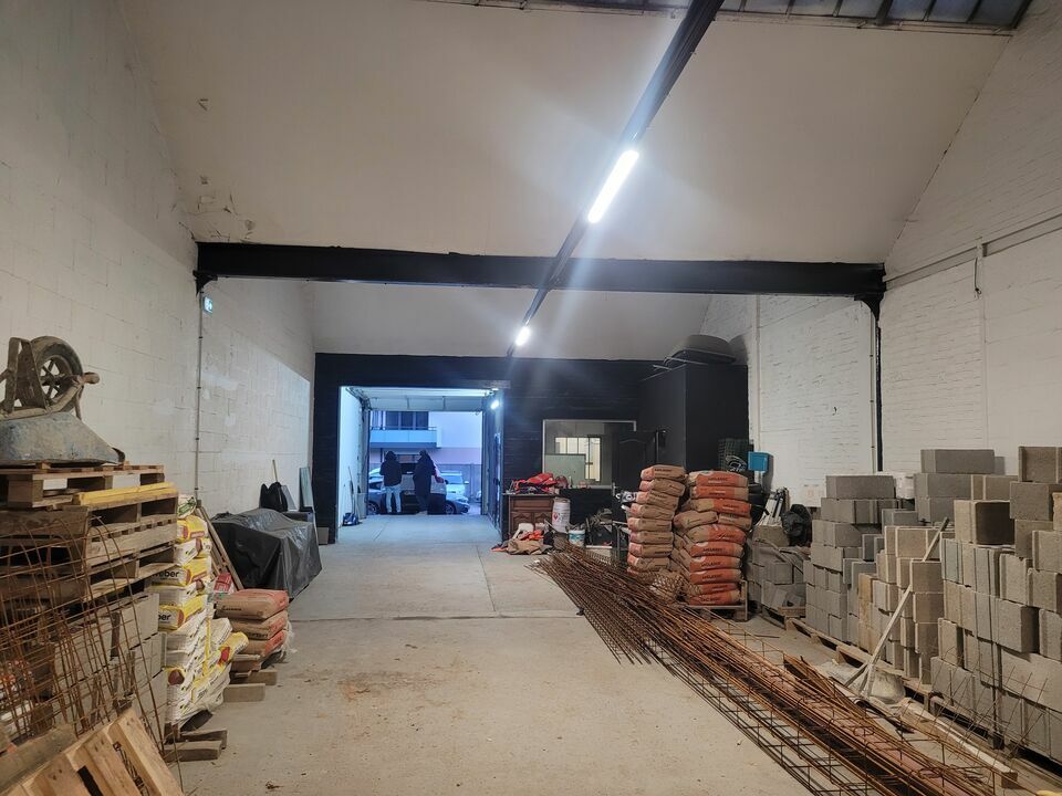 Local rénové dans une petite zone artisanale.