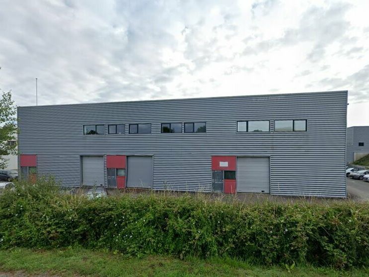 Location local d''activites 830 m² non divisibles