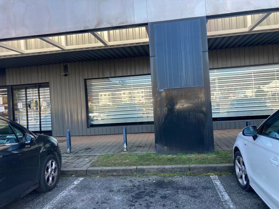 Dans la zone commerciale de St Alban Leysse au Sud de Chambery, un local commercial de 400m² avec vitrine est proposé à la location.