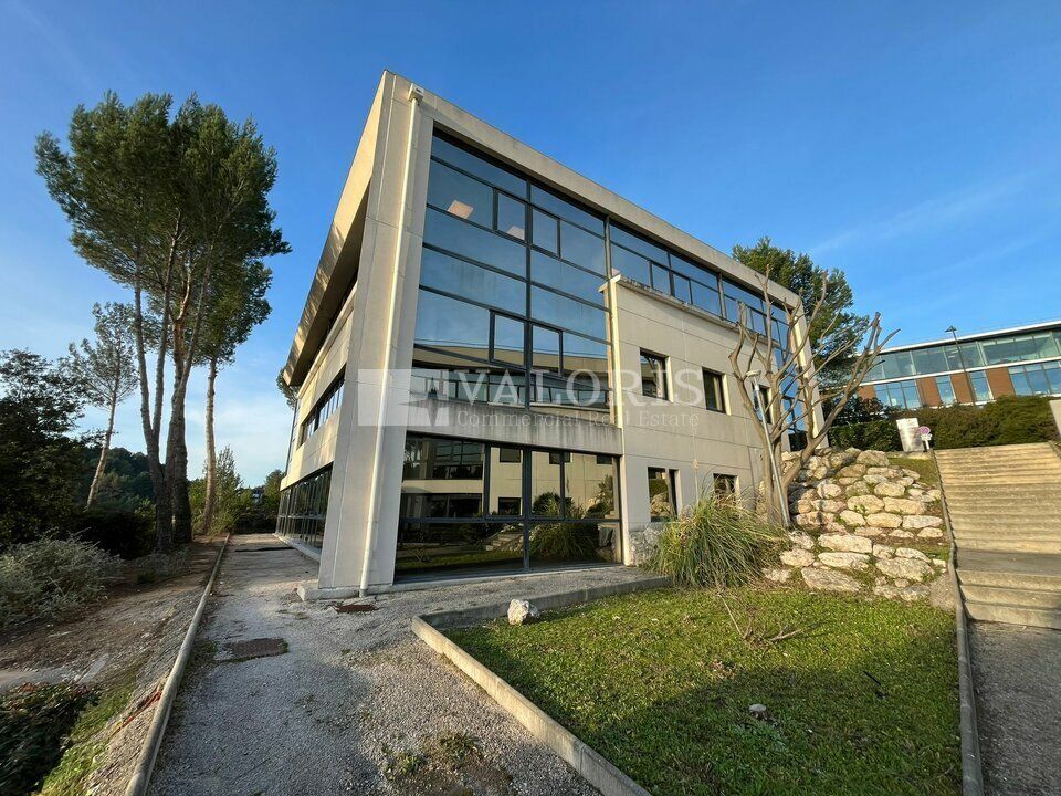 VALORIS MEDITERRANEE vous propose, à la location, deux surfaces de bureaux en excellent état sur la Duranne, en plein coeur de la pinède et du pôle d'activité d'Aix en Provence, à proximité des axes stratégiques et avec toutes les commodités à côté.