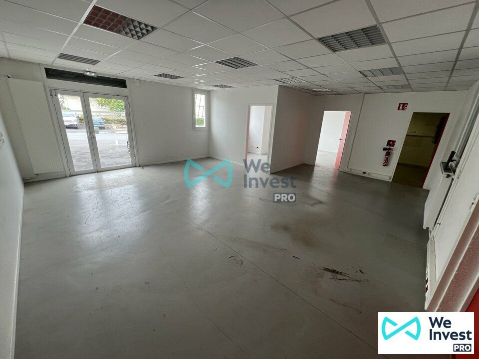 À LOUER – Bâtiment d'Activité de 430 m² avec Bureaux – Proche Sortie Autoroute – Parking Privatif