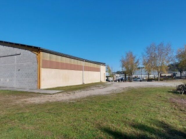 Location local d''activites 650 m² non divisibles