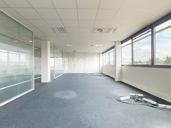 Valoris Real Estate vous propose, à la location des bureaux divisibles situés dans un Parc Technologique desservis par le tramway T2, à proximité de l'A43 et dans un cadre très verdoyant. Présence de services de proximité dédiés aux utilisateurs.