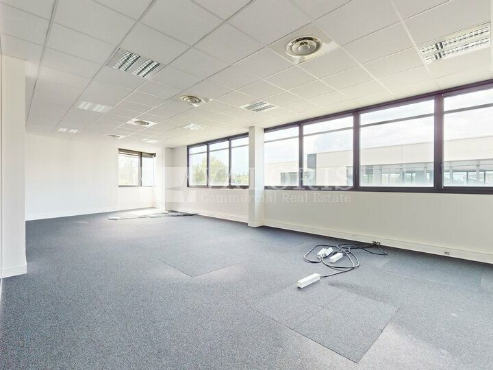 2565 m² pour ce bureaux en location à Saint priest