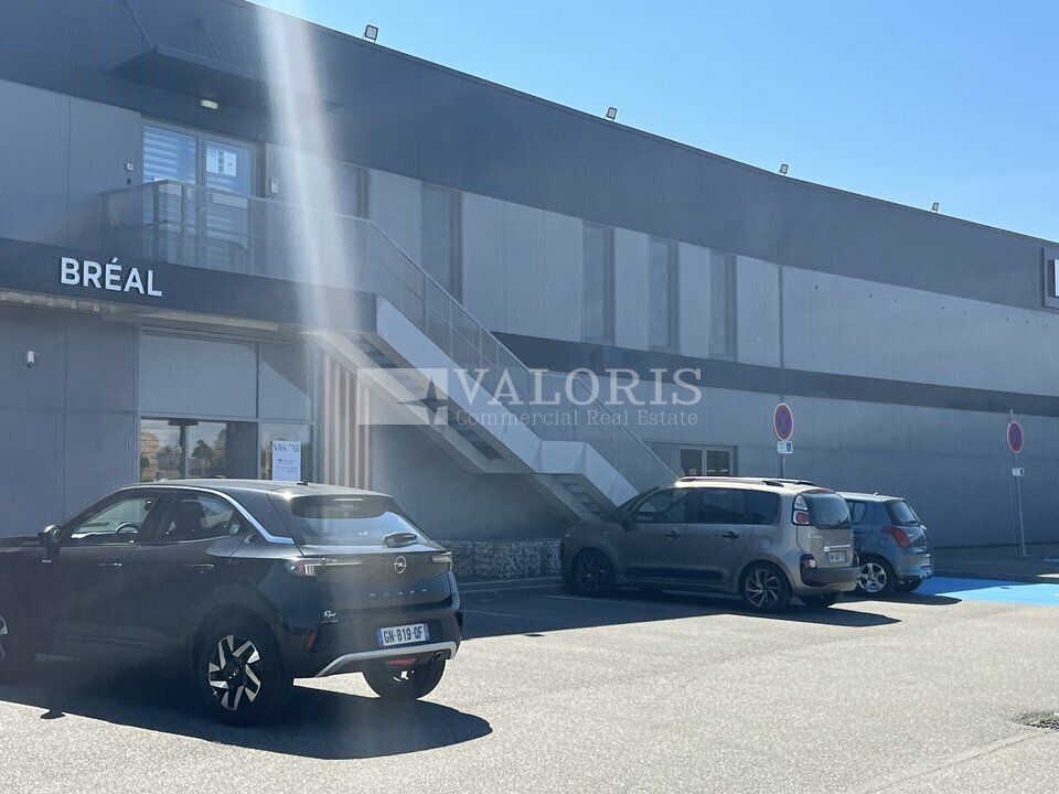 VALORIS REAL ESTATE vous propose à la location environ 2 000 m² de bureaux situés à Champagne-au-Mont-d'Or, dans une zone commerciale.