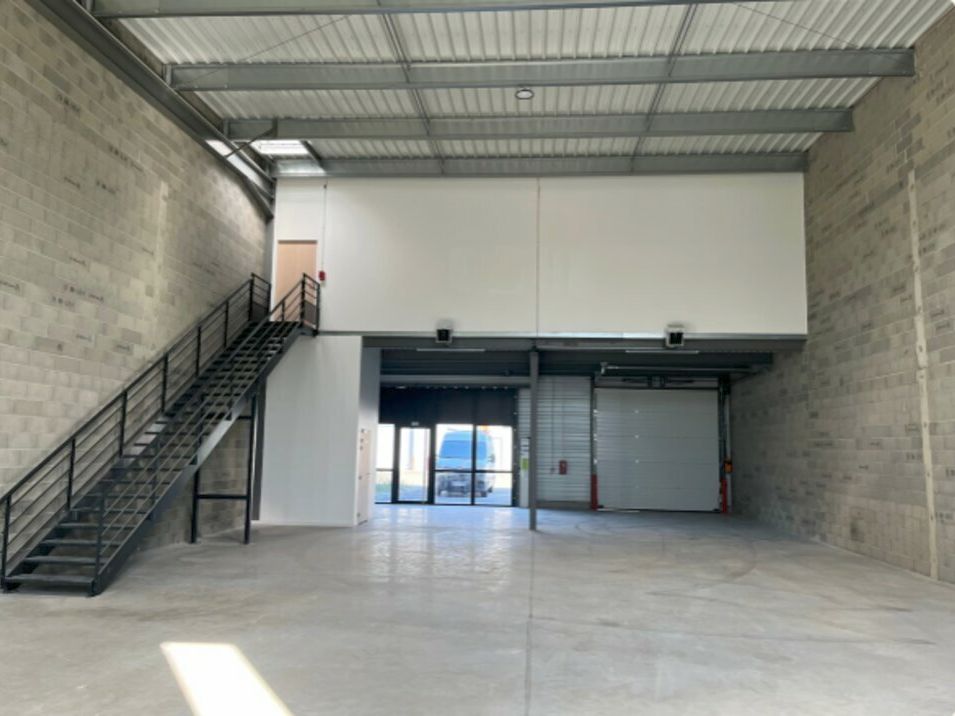 TOULOUSE NORD - SECTEUR FENOUILLET - ENTREPOT + BUREAUX NEUF 1134M2