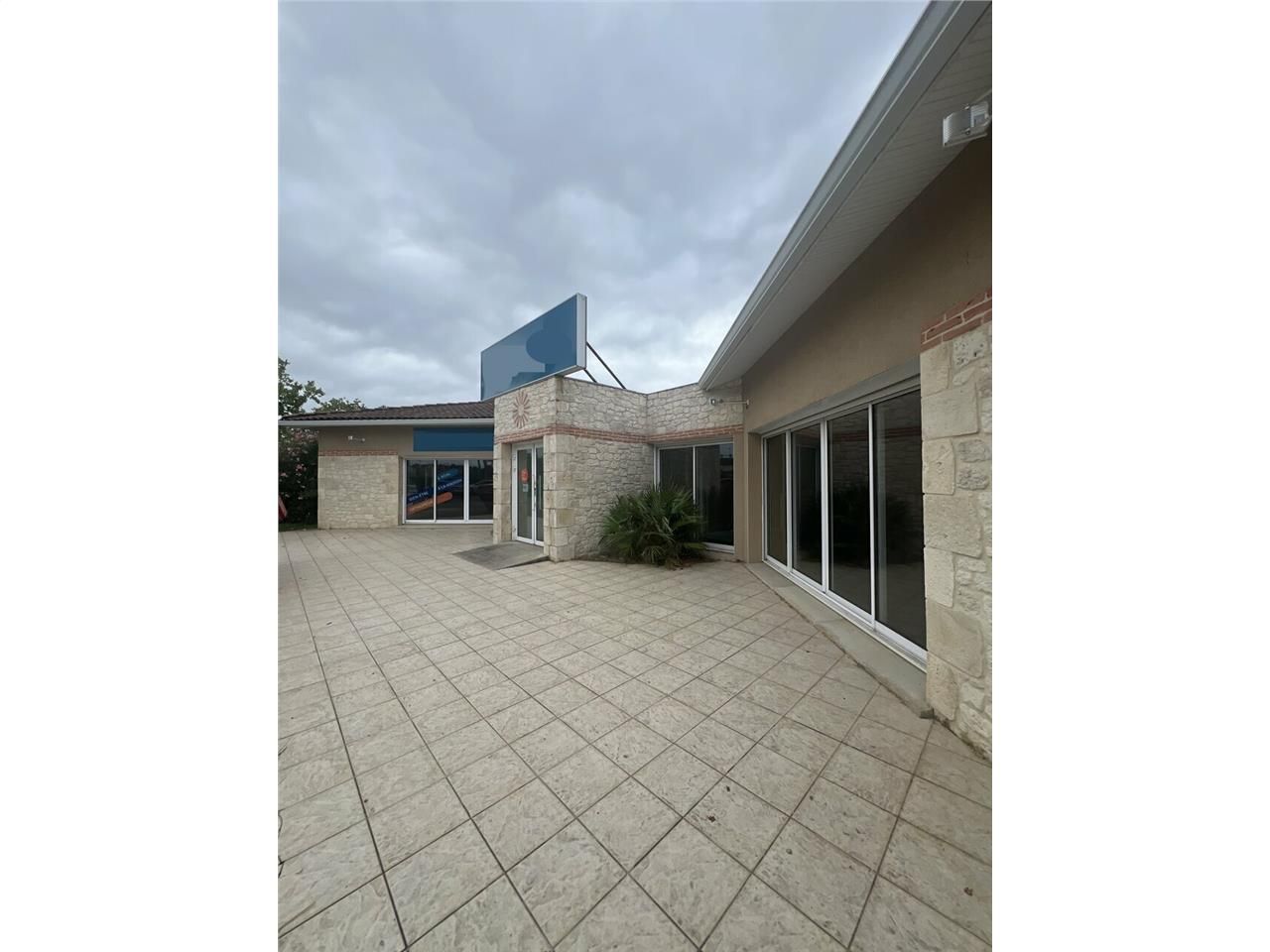 Location local commercial 262 m² non divisibles