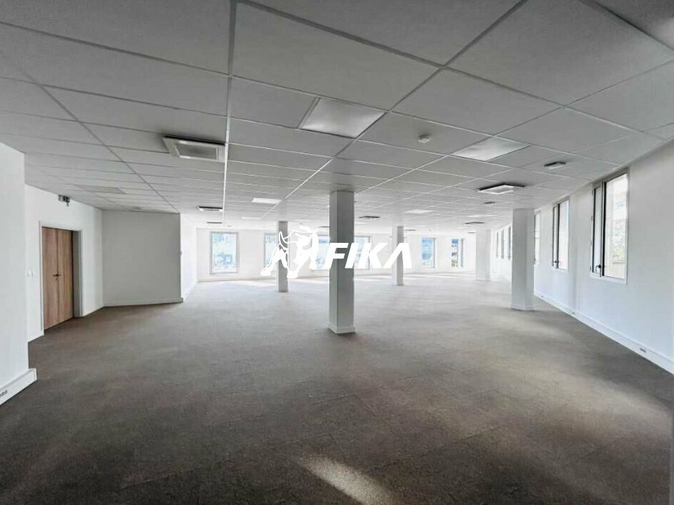 Location bureaux 3037.69 m² divisibles à partir de 121.48 m²