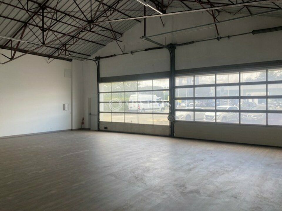 A louer local d'activité, de stockage ou de commerce avec bureaux de 350 m² environ au total