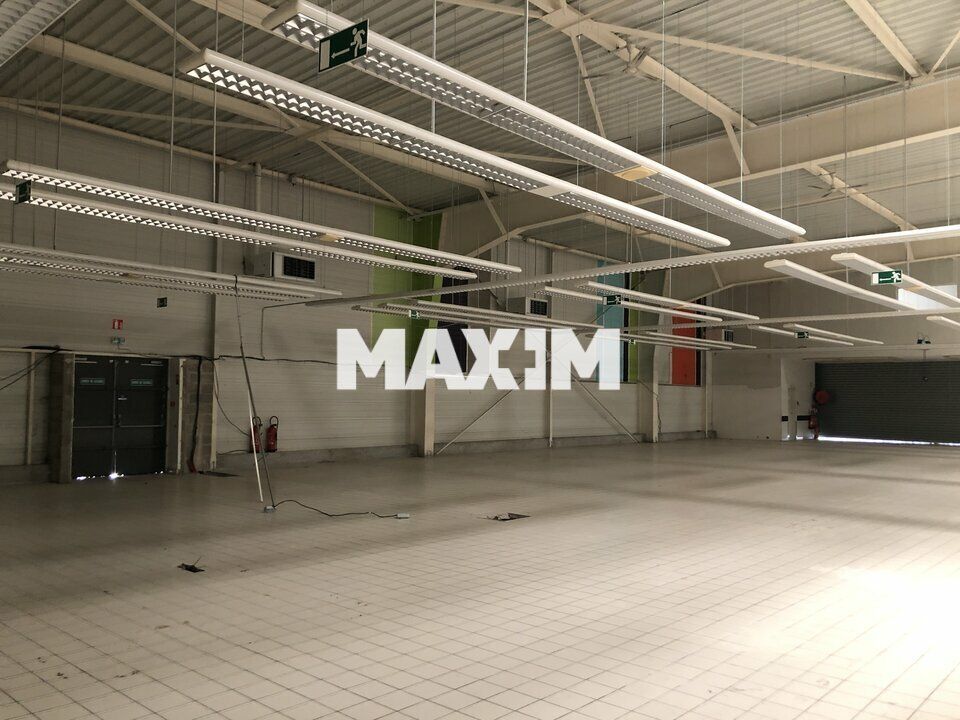 Belle visibilité depuis l'autoroute A6 pour ce local offrant de nombreuses possibilités