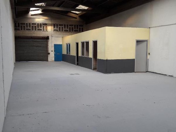 Location local d''activites 200 m² non divisibles
