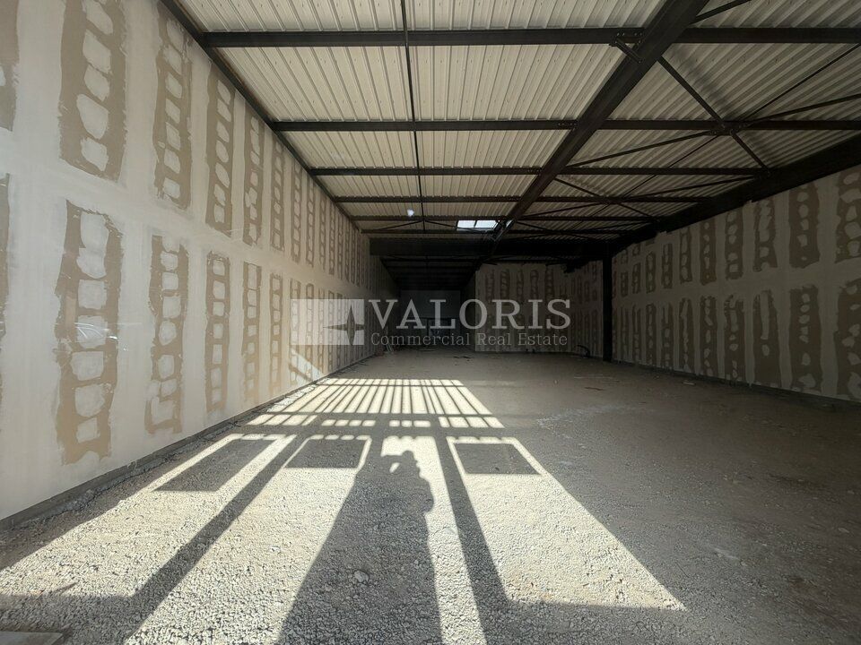 Valoris Real Estate vous propose à la location un local commercial d'une surface de 246 m² au cœur de la zone des 4 Buissons à Tignieu-Jameyzieu.