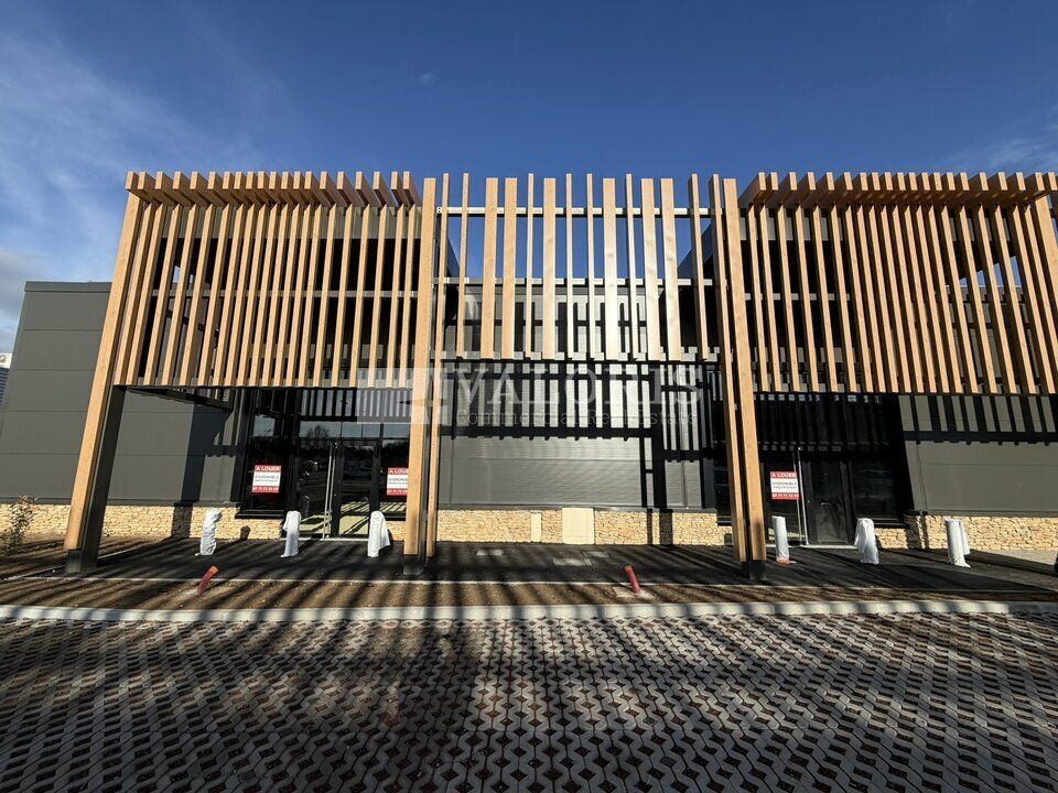 Valoris Real Estate vous propose à la location un local commercial d'une surface de 246 m² au cœur de la zone des 4 Buissons à Tignieu-Jameyzieu.