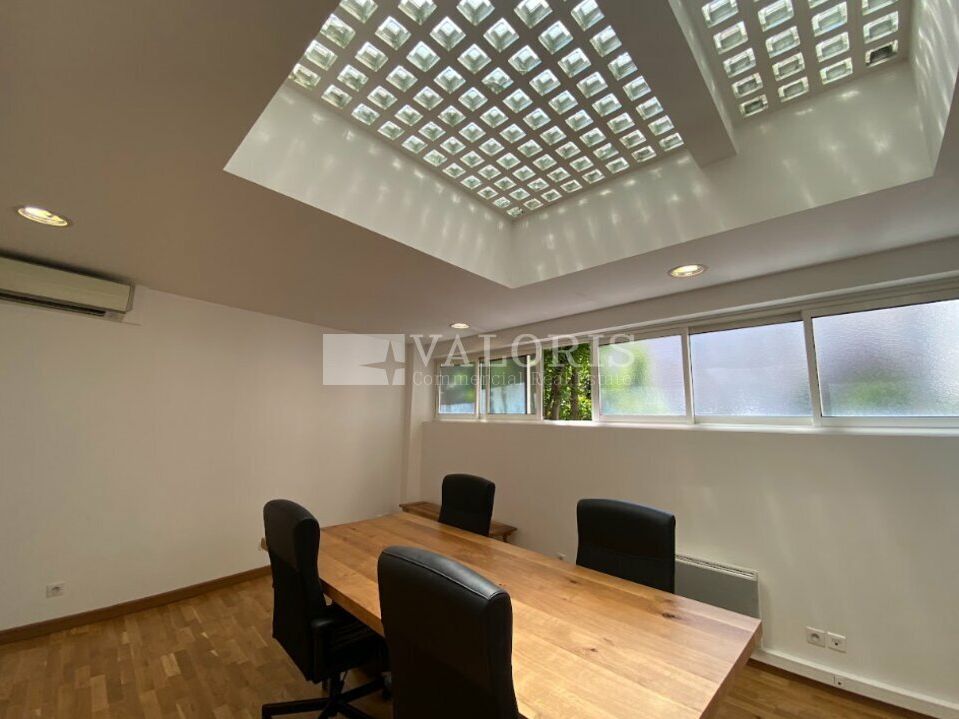 VALORIS REAL ESTATE vous propose à la location des bureaux atypiques en très bon état. Les locaux bénéficient de nombreux puits de lumière offrant une très belle luminosité. RDC sécurisé donnant sur cour.