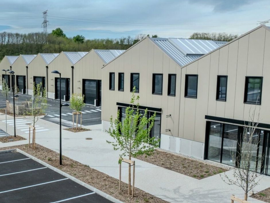 Vente local d''activites 3817 m² divisibles à partir de 236 m²