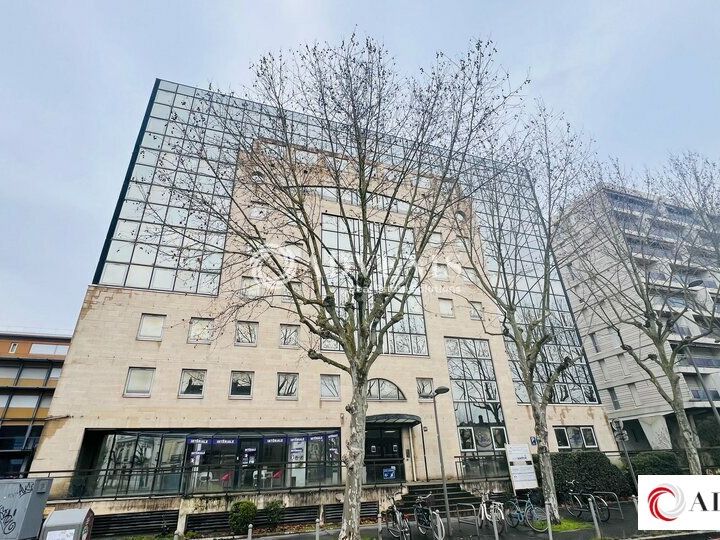 A LOUER - BUREAUX - 374 M²