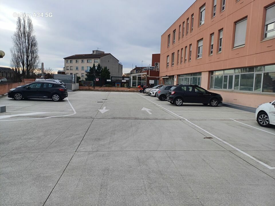 TOULOUSE, pont des demoiselles - à vendre bureaux en bon état , avec Jouissance de 9 places de parking 