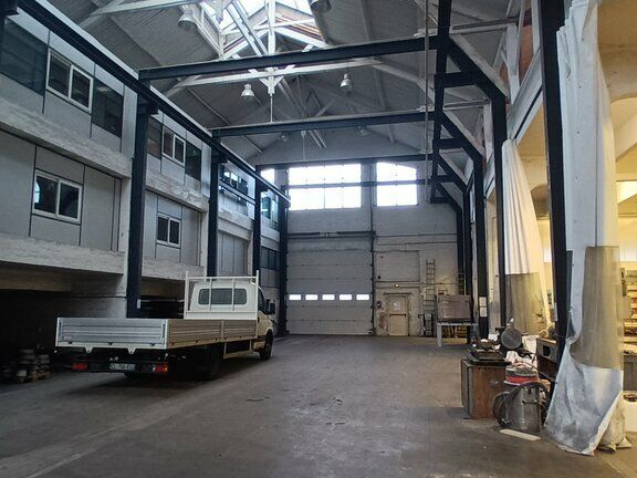 Location local d''activites 1800 m² non divisibles