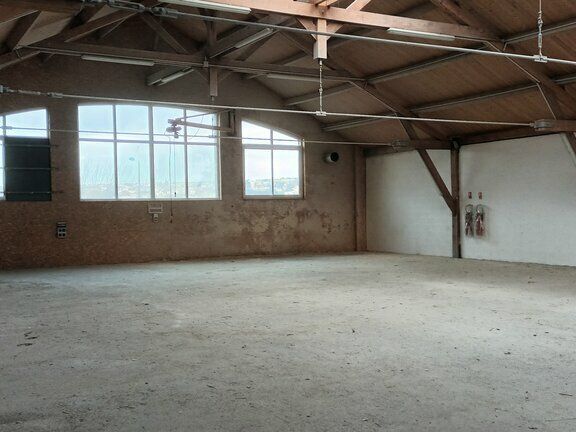 Beau local avec terre-plein sur axe très passant.