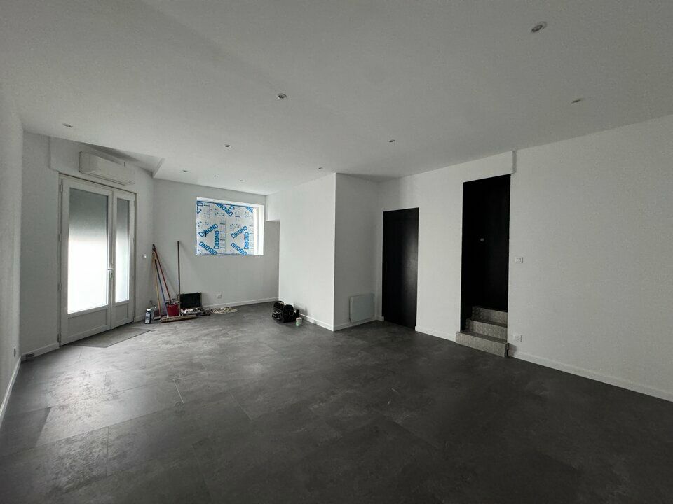 TOURS VELPEAU COMMERCE A LOUER 40 M² ANGLE AVEC CAVES ET CLIMATISATION