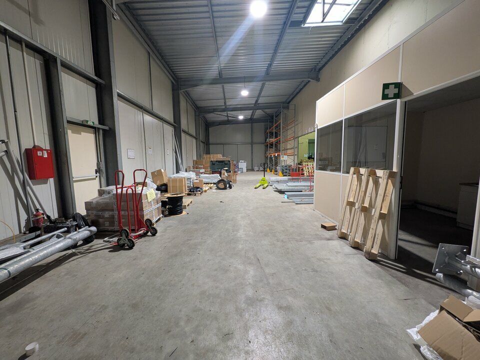Location local d''activites 200 m² non divisibles