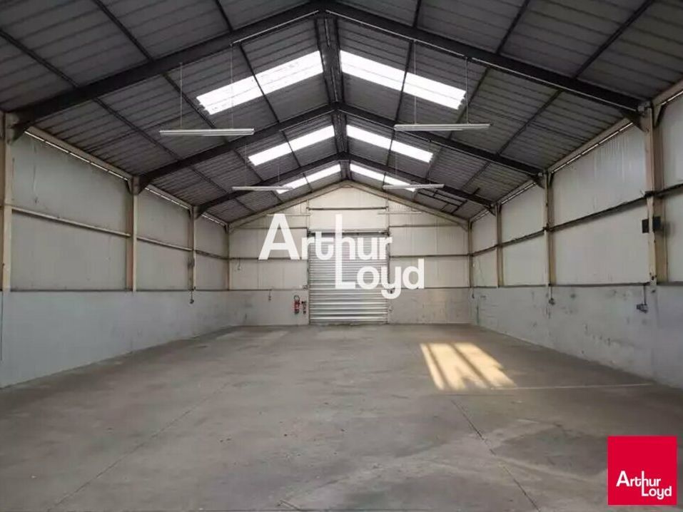 AU BORD D'UN AXE PASSANT AVEC VISIBILITE