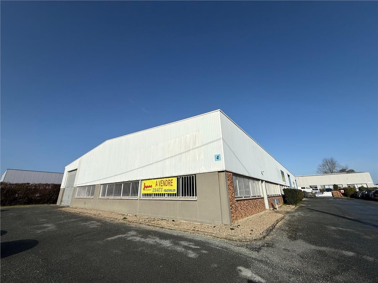 Vente local 1060 m² à Yvrac