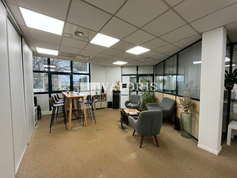 VALORIS MEDITERRANEE vous propose, à la vente, une surface de bureaux de 131m² en RDC au coeur de la ZI des Milles, avec une excellente visibilité, proche des grands axes et avec toutes les commodités accessibles à pied. Excellente desserte.