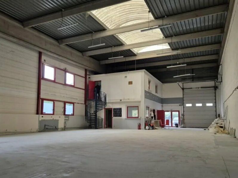 France Locaux vous propose un local d'activité et de bureaux à louer au sein d'une zone d'activité à Bondy proche des axes autoroutiers et RER E - Bondy.