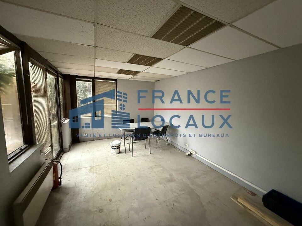 RENOVATION EN COURS - France Locaux vous propose un local d'activité au sein de la zone d'activité haute.