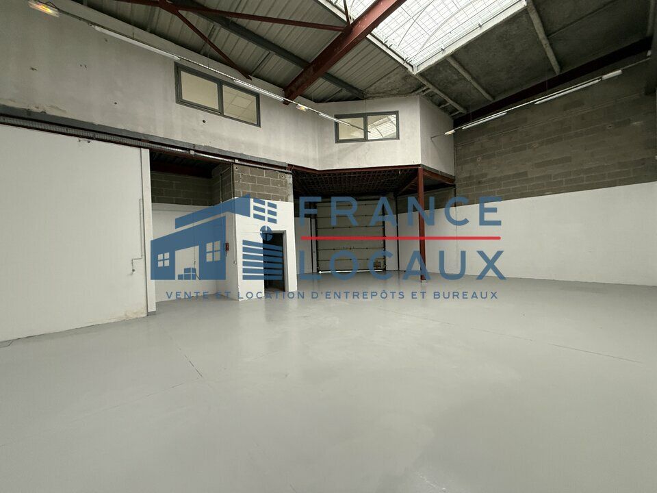 France Locaux vous propose un local d'activité rénové au sein de la zone d'activité haute avec 2 accès camion de plain-pied.