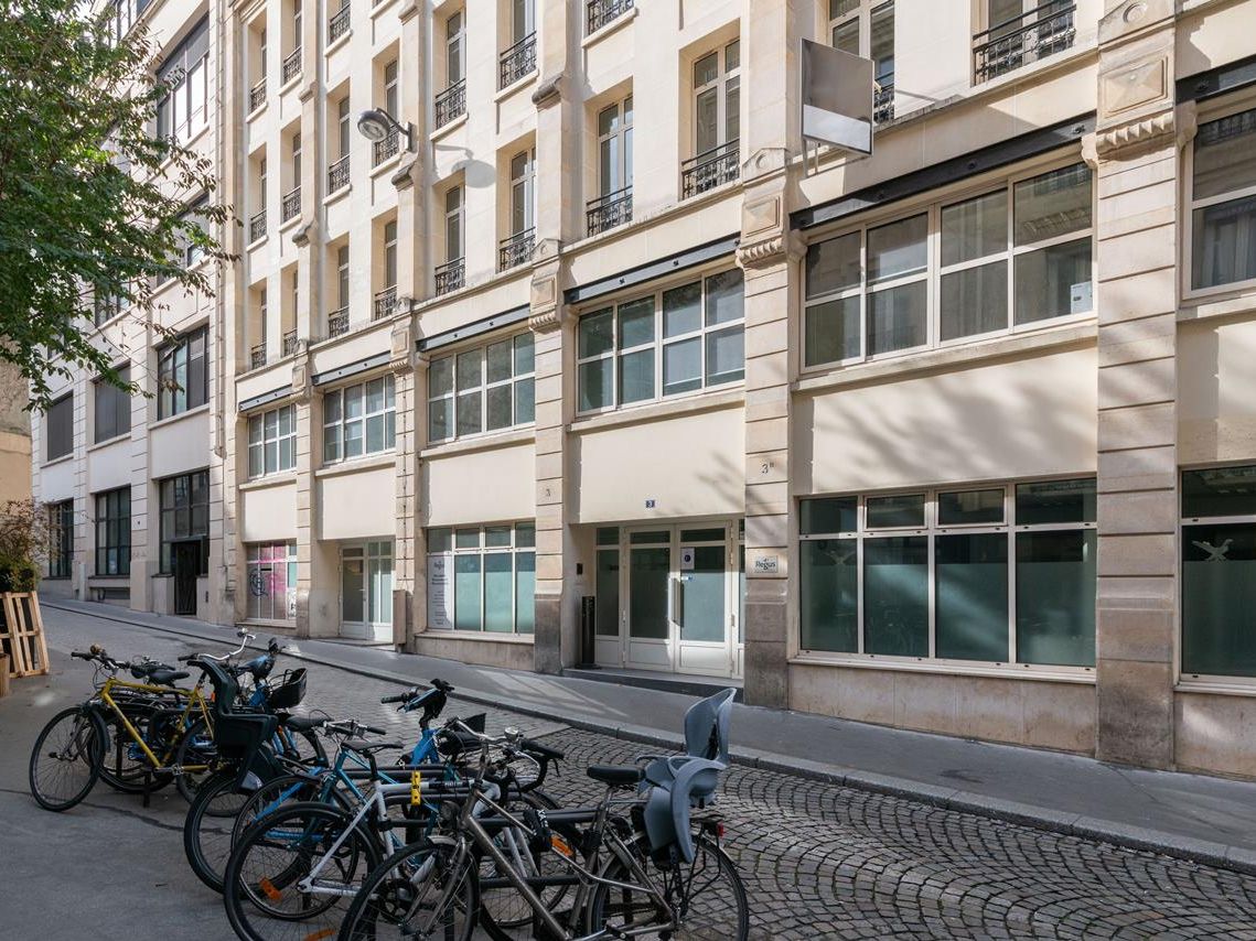 Regus_Republique_3462_Paris_France_Exterior