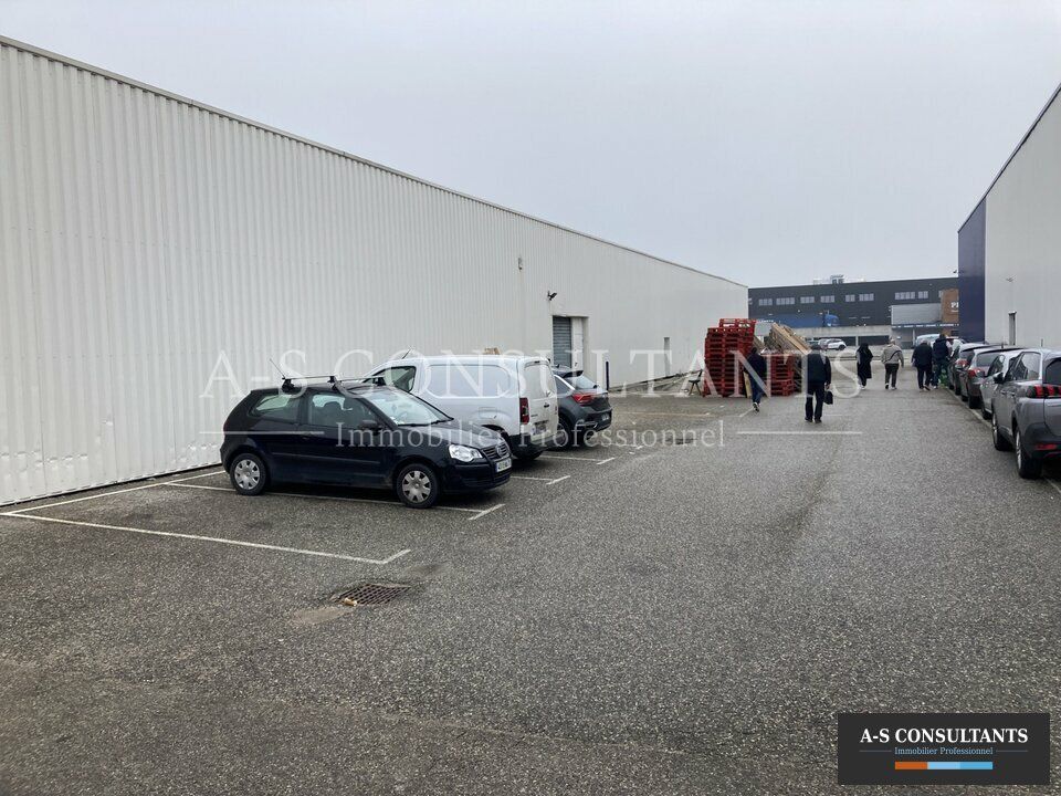 A LOUER Z.I "Le Grand Epagny" (74330) - local commercial de plain-pied - 1300 m² environ - quai de déchargement - accès gros porteurs - idéalement situé porche grandes enseignes Nationales - parkings mutualisés.