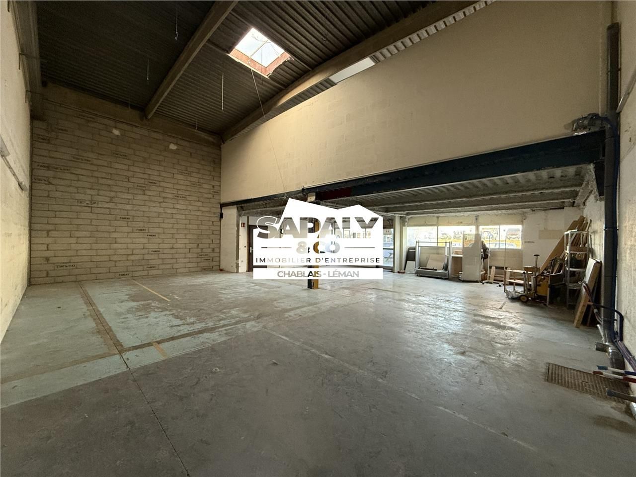 Location local d''activités 212 m² à Ville-la-Grand