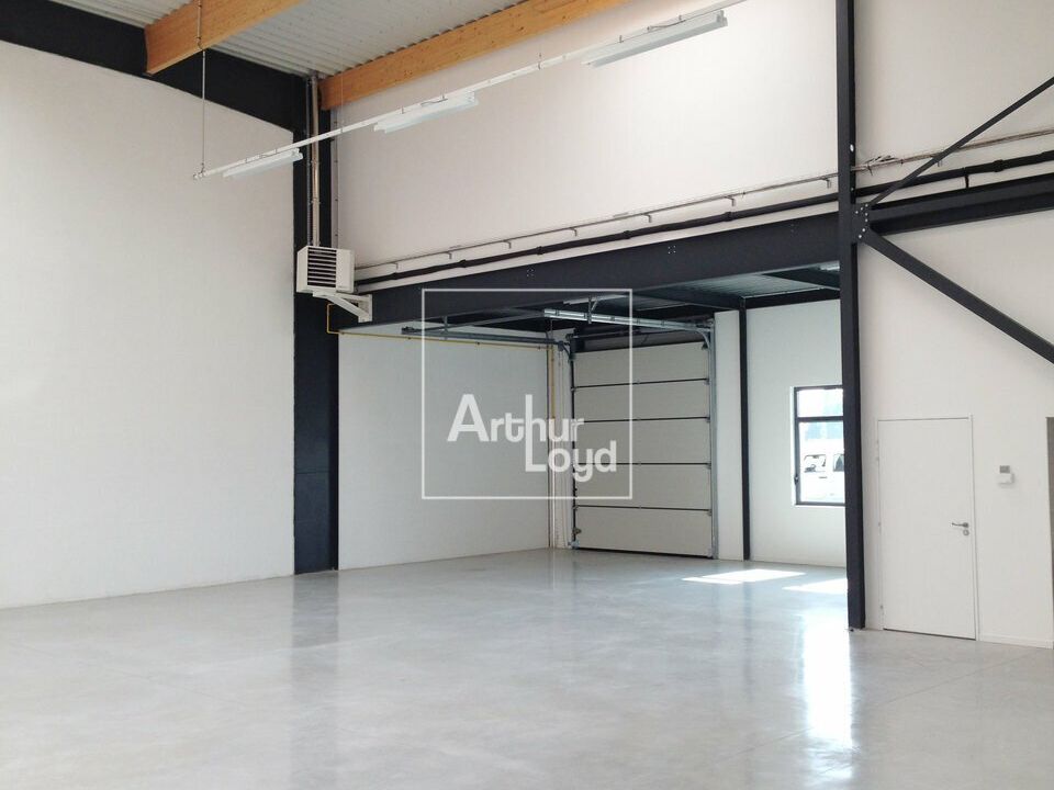 Vente local d''activites 1340 m² divisibles à partir de 235 m²