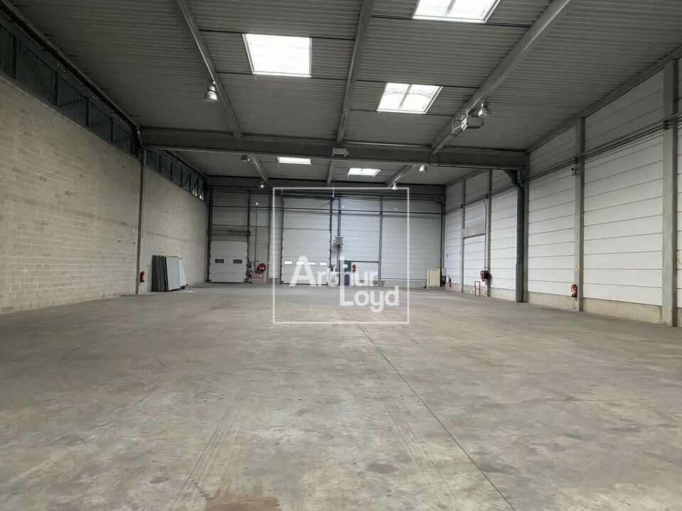 Location local d''activites 1418 m² non divisibles
