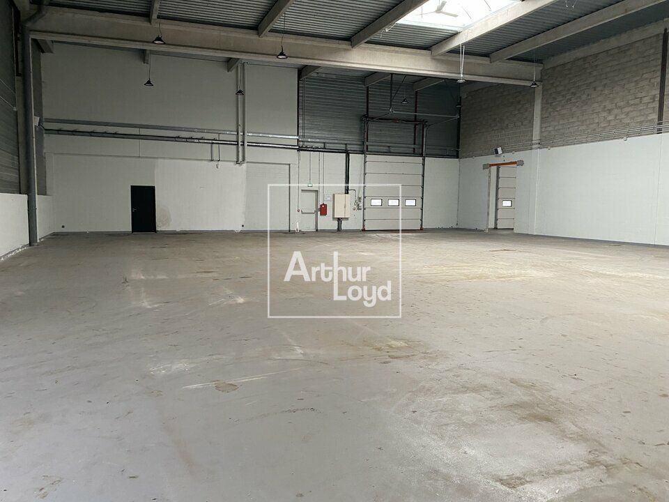Location local d''activites 1400 m² non divisibles