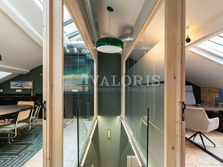 Opportunité unique au cœur du 6ᵉ arrondissement de Lyon ! Découvrez un ensemble de bureaux haut de gamme, entièrement rénovés par un architecte, offrant confort, modernité et un cadre prestigieux pour vos équipes.