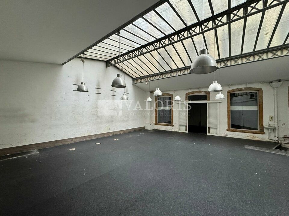 Valoris Real Estate vous propose à la location un local commercial d'une surface de 200 m² dans le 2ème arrondissement de Lyon et à deux pas de la place Bellecour.