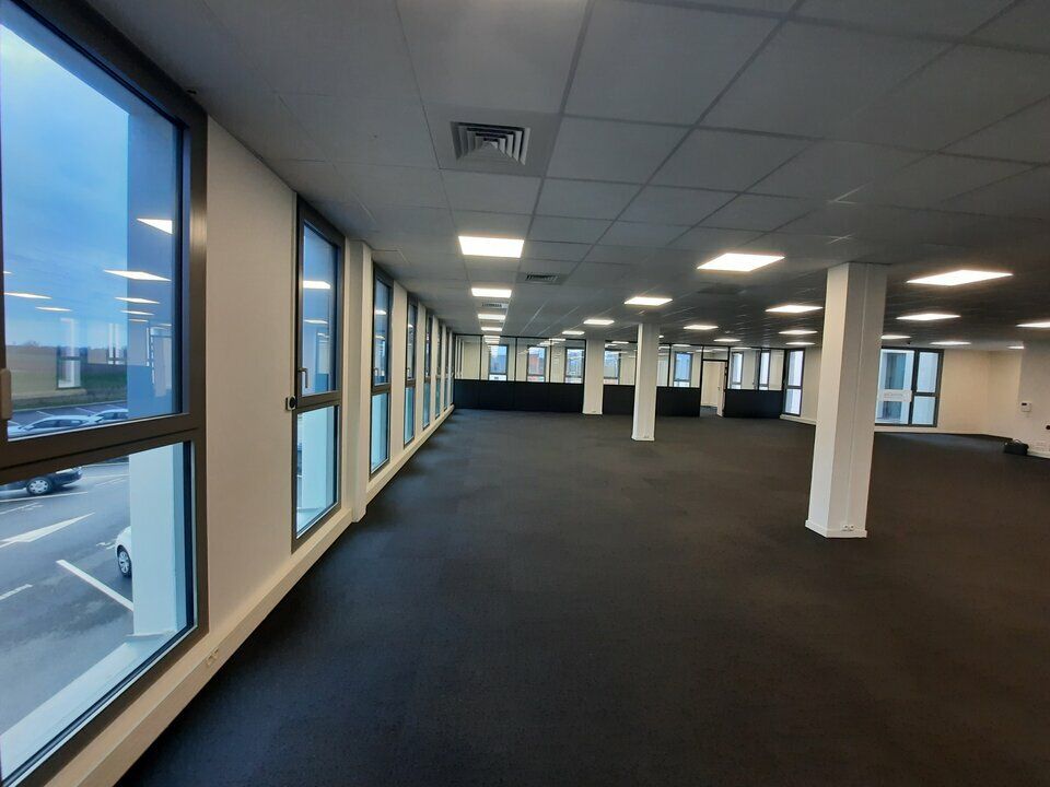 Immeuble neuf (2022) - RT 2012 -20% - plateau peu cloisonné - parking.