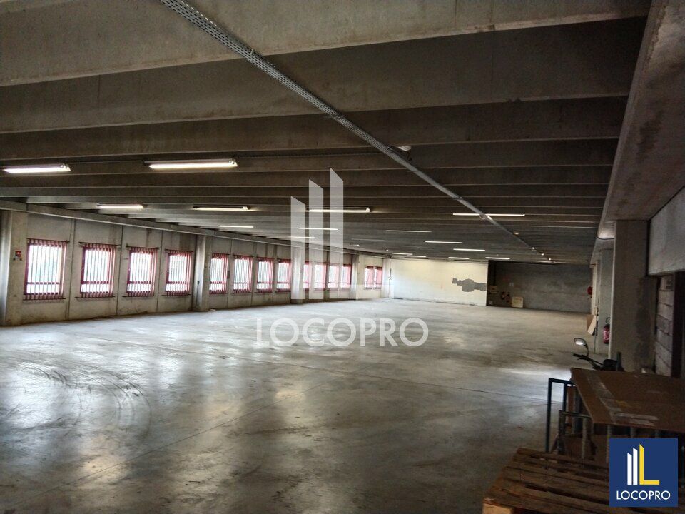 Location local d''activites 1000 m² non divisibles