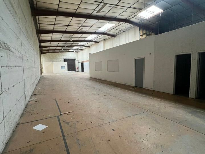 Location local d''activites 1100 m² non divisibles