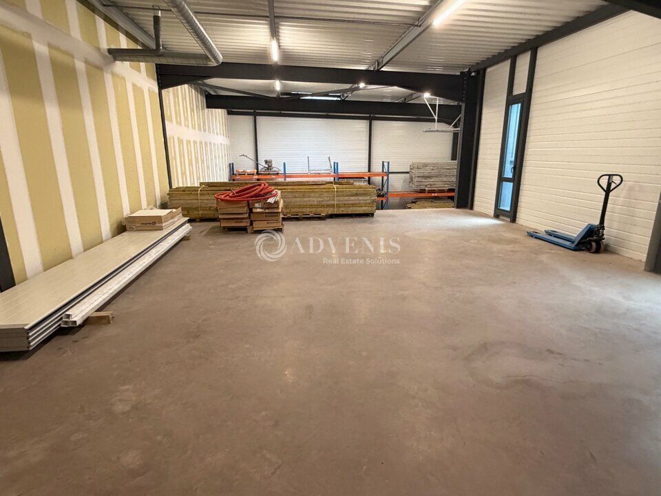 Locaux d'activités d'environ 1 053 m², à louer à Joué-lès-Tours