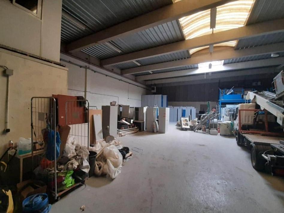 Location entrepôts 690 m² non divisibles