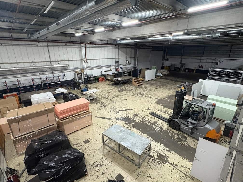 Location entrepôts 700 m² non divisibles