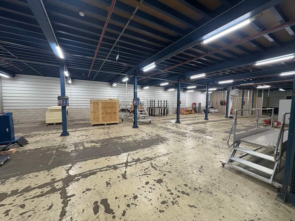 Location entrepôts 700 m² non divisibles