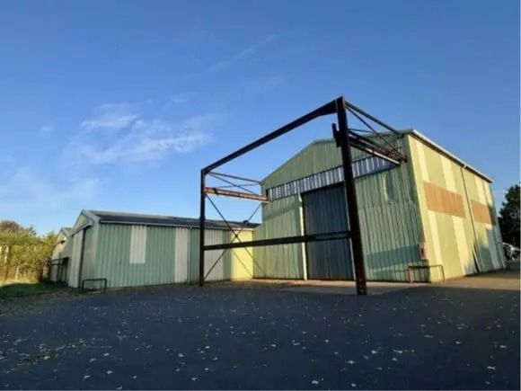 Location entrepôts 1200 m² non divisibles