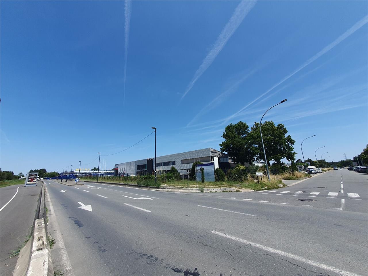 Location local commercial 790 m² non divisibles